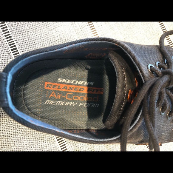 Skechers canvas relaxed fit memory foam shoe - Picture 2 of 4